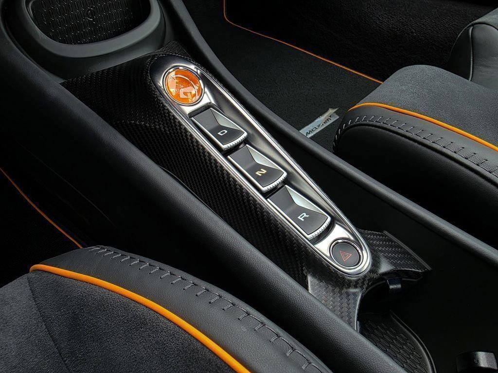 Used 2025 McLaren Artura Spider image 39