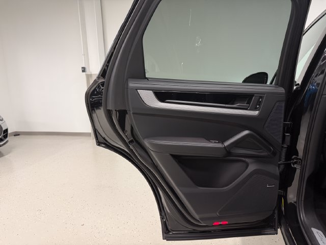 Certified 2025 Porsche Cayenne E-Hybrid w/ Premium Package Plus AWD/4WD image 42