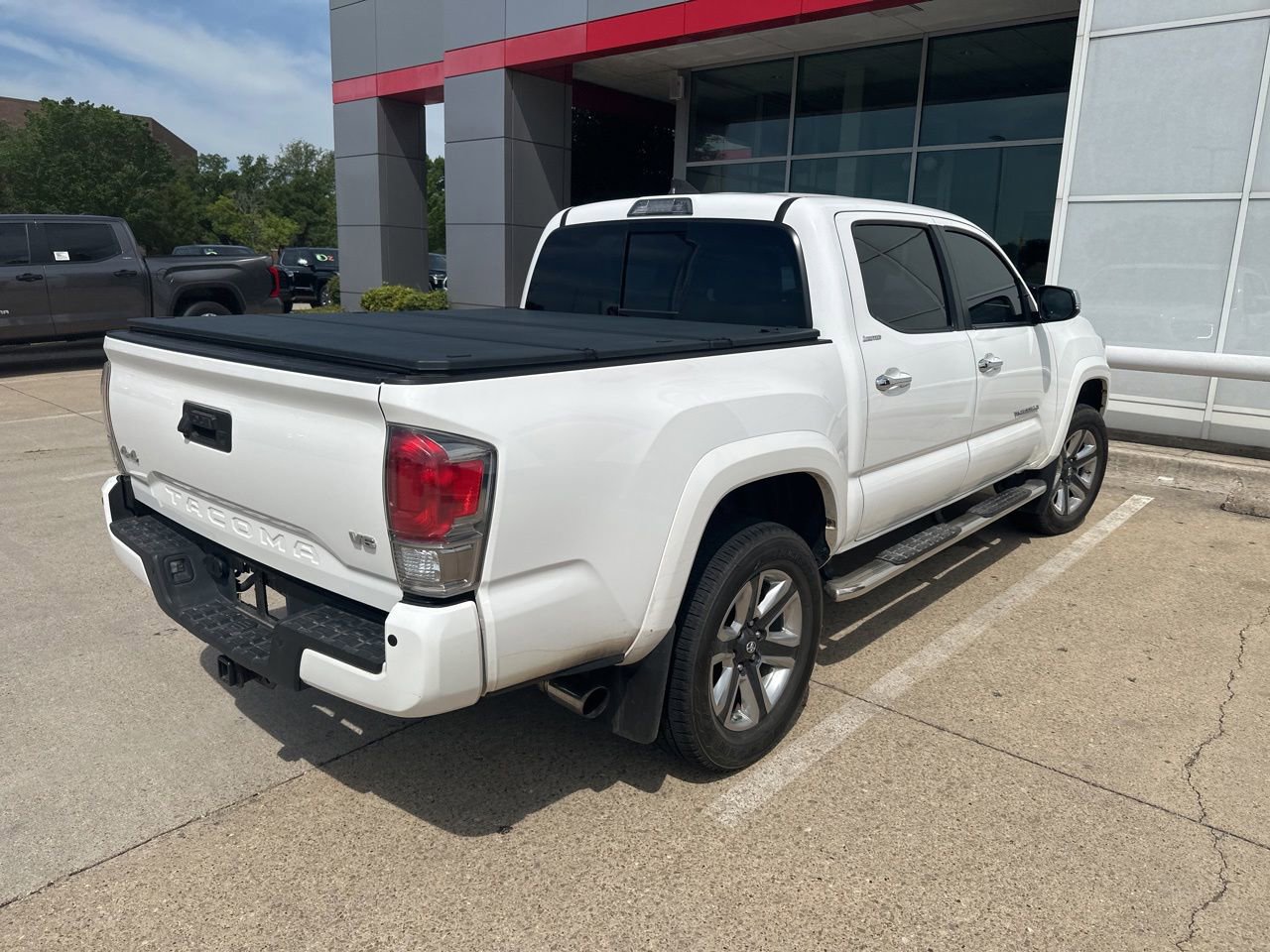 Used 2018 Toyota Tacoma Limited AWD/4WD image 3