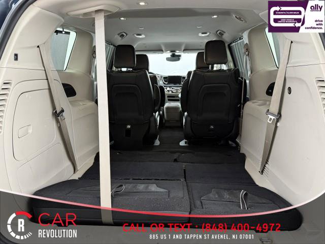 Used 2021 Chrysler Pacifica Touring-L image 8