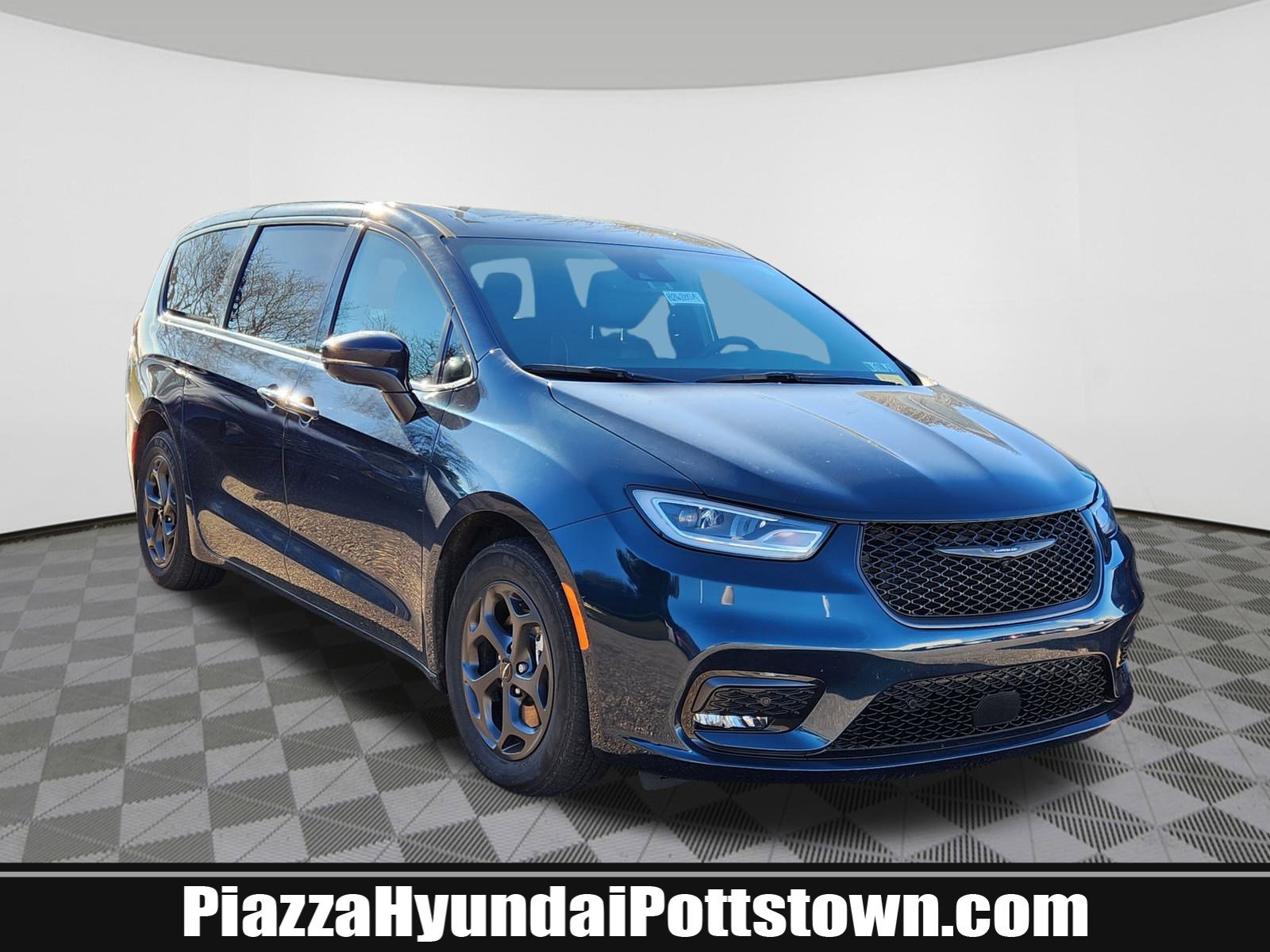 Used 2022 Chrysler Pacifica Limited w/ Uconnect Theater Family Group