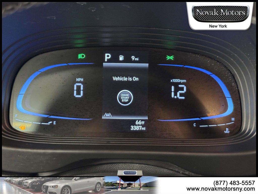 Used 2025 Hyundai Venue SEL image 21