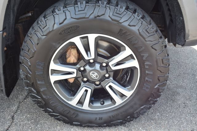 Used 2018 Toyota Tacoma SR5 AWD/4WD image 46