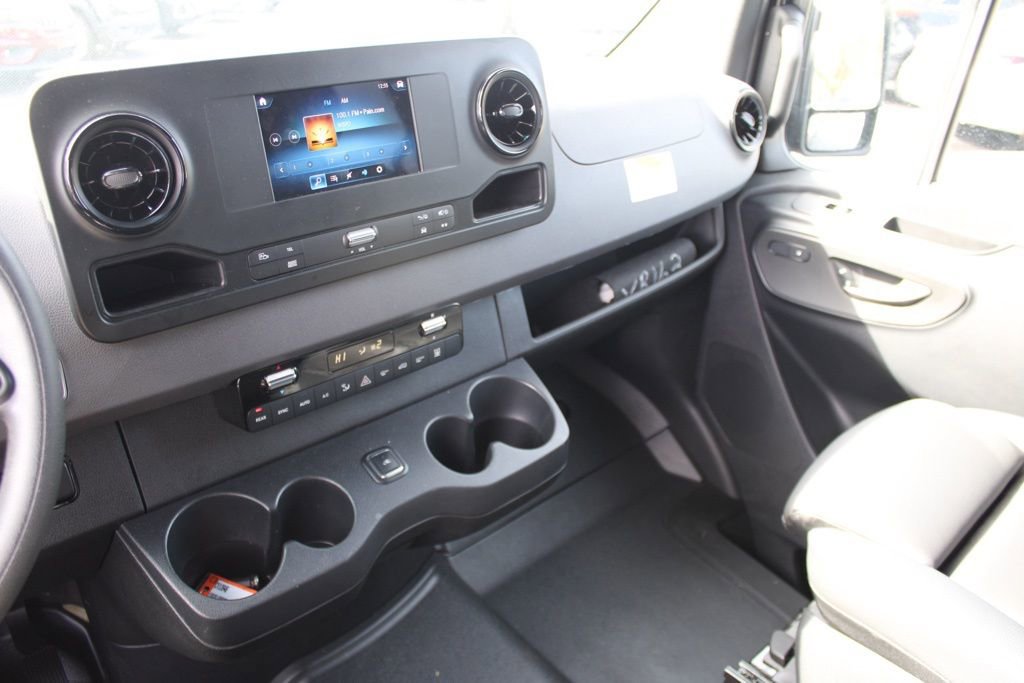 Used 2024 Mercedes-Benz Sprinter 2500 image 27