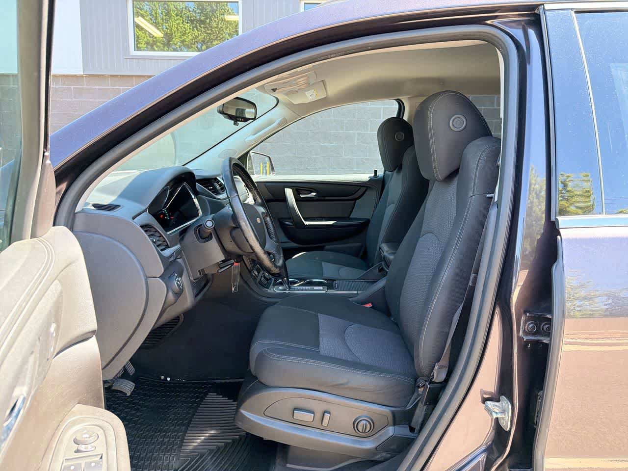 Used 2015 Chevrolet Traverse LT w/ Style and Technology Package FWD image 21