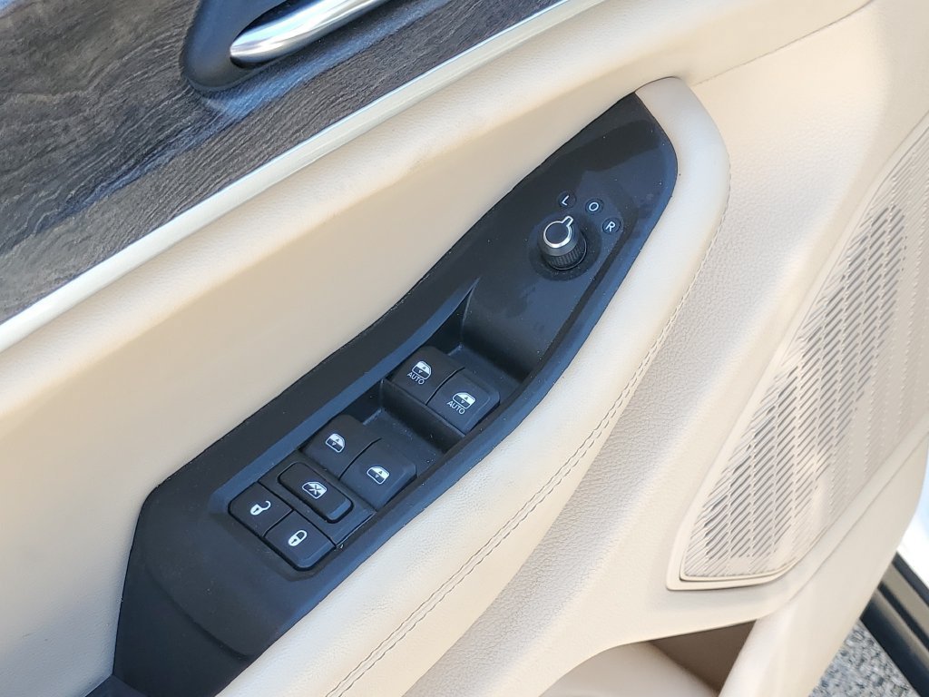 Used 2024 Jeep Grand Cherokee L Limited AWD/4WD image 18