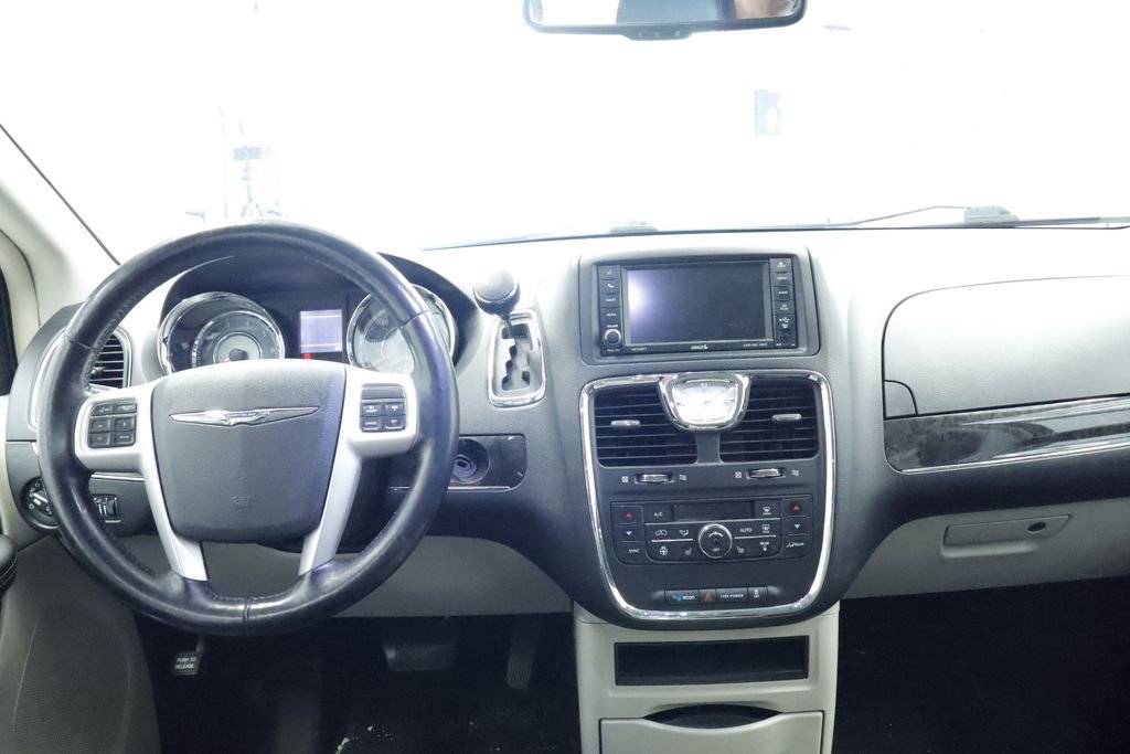 Used 2016 Chrysler Town & Country Touring w/ Driver Convenience Group FWD image 23