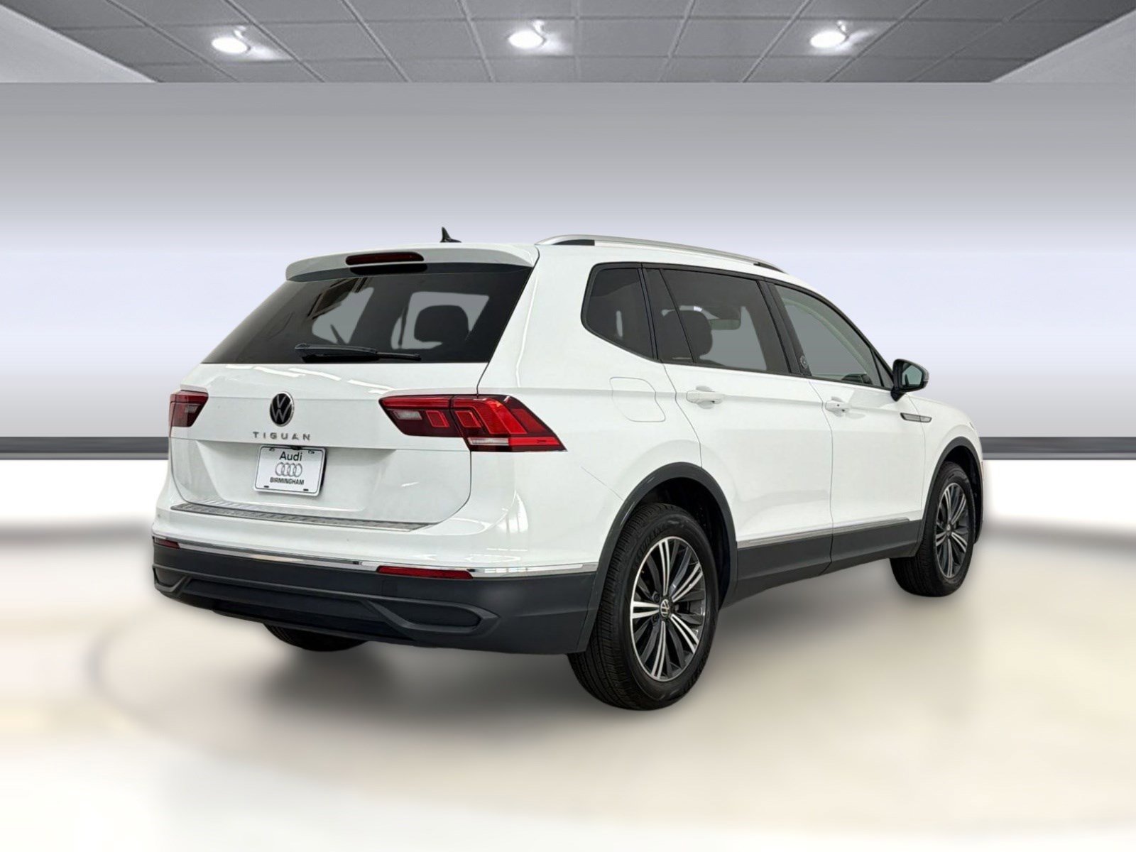 Used 2024 Volkswagen Tiguan Wolfsburg Edition image 9