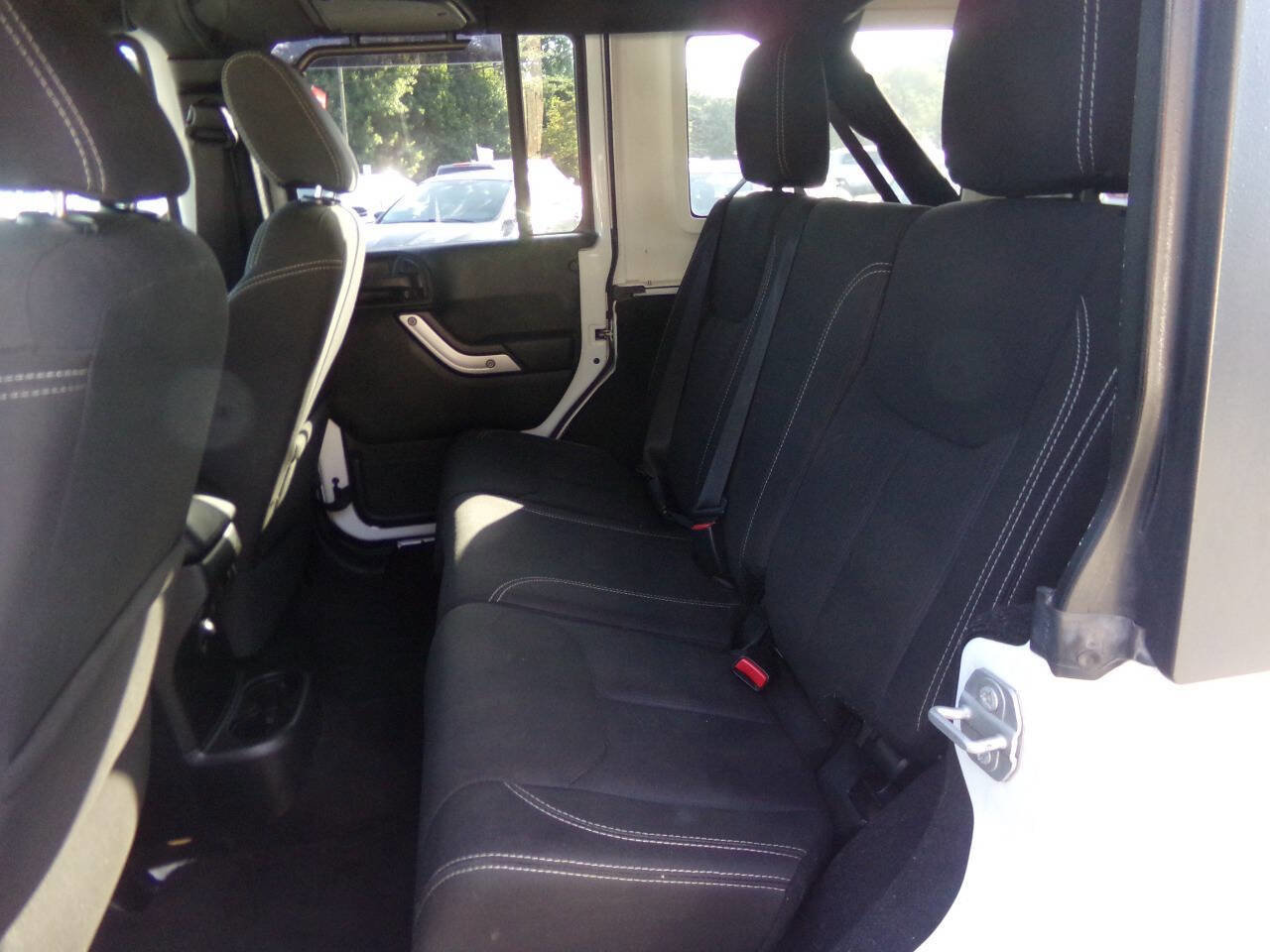 Used 2017 Jeep Wrangler Unlimited Sahara image 32