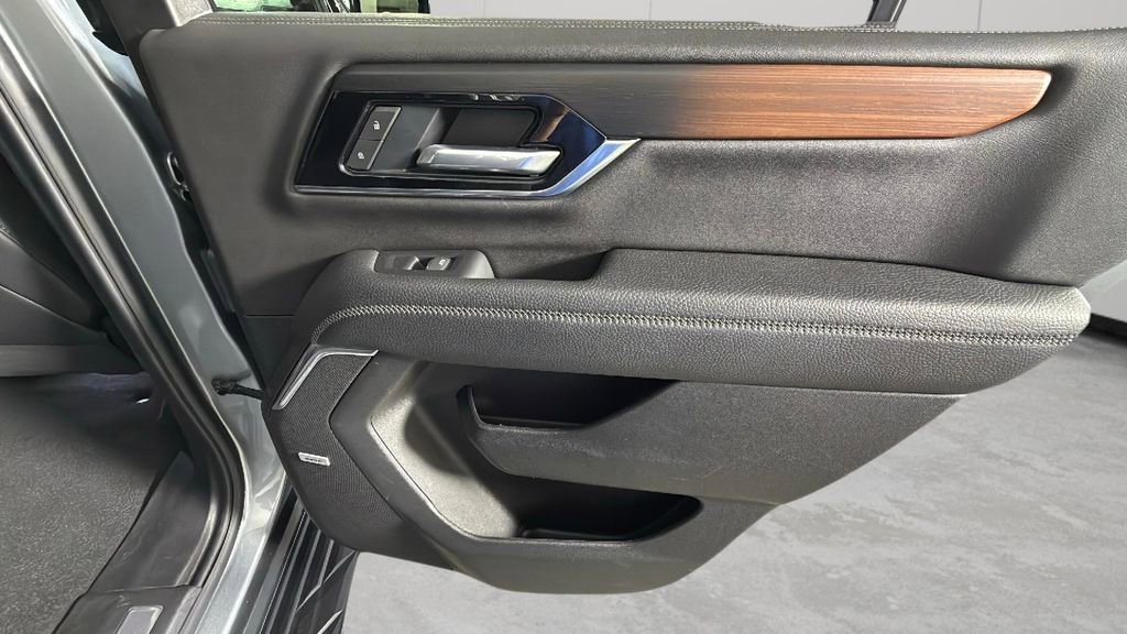 Used 2025 GMC Yukon Denali image 31