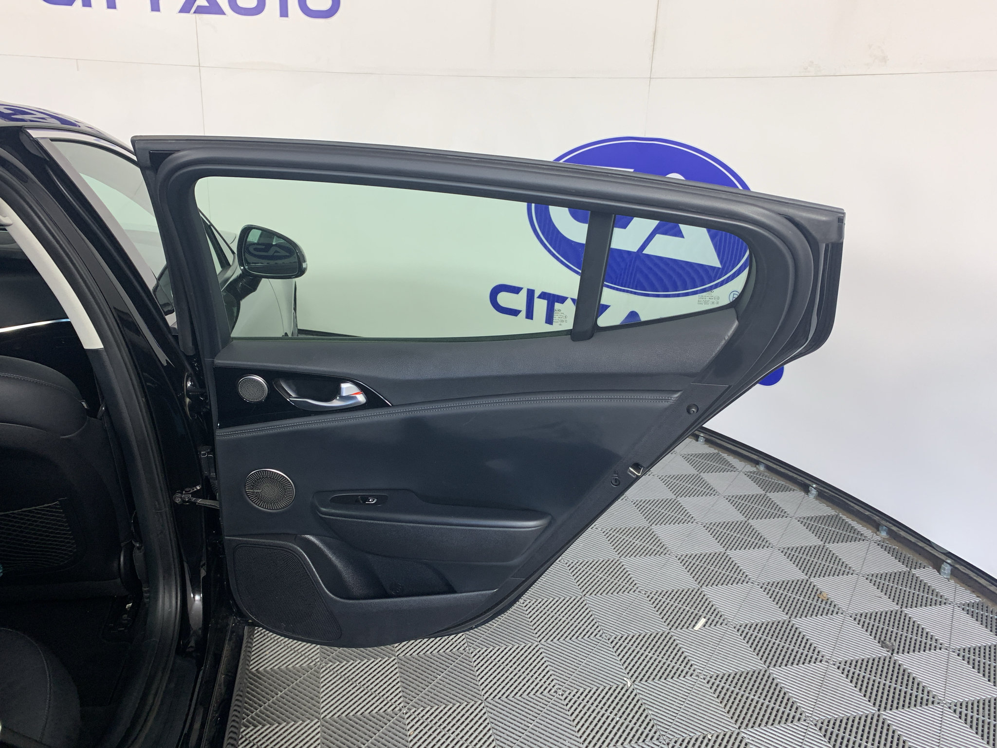 Used 2018 Kia Stinger Premium RWD image 33