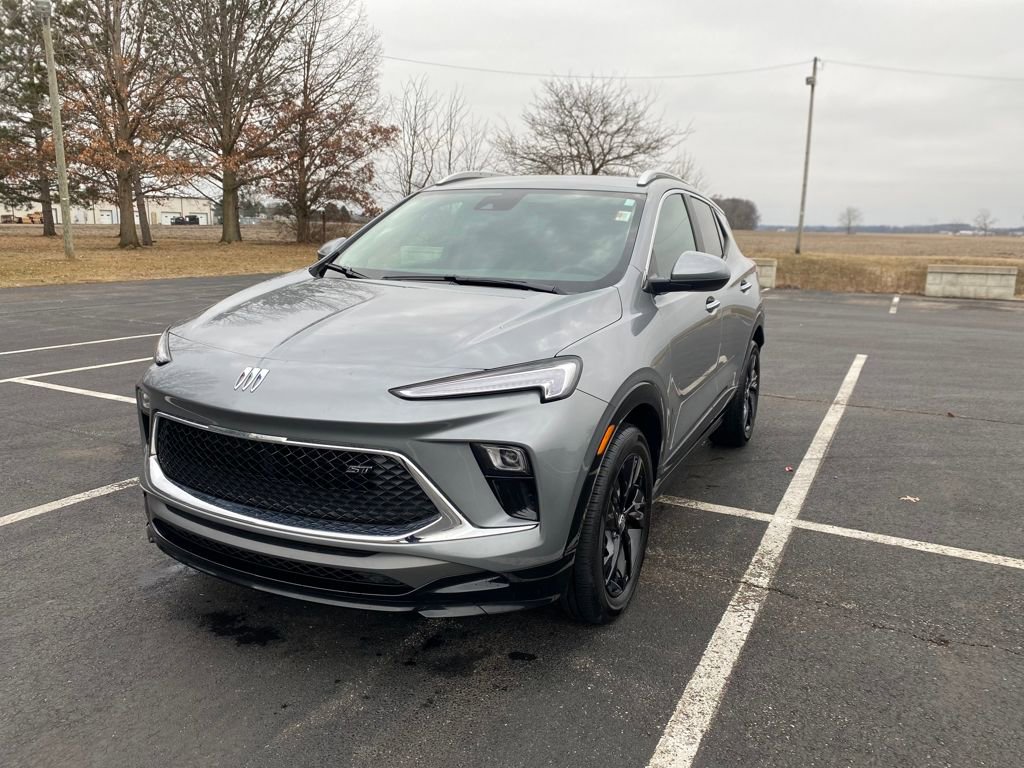 Used 2024 Buick Encore GX Sport Touring image 3