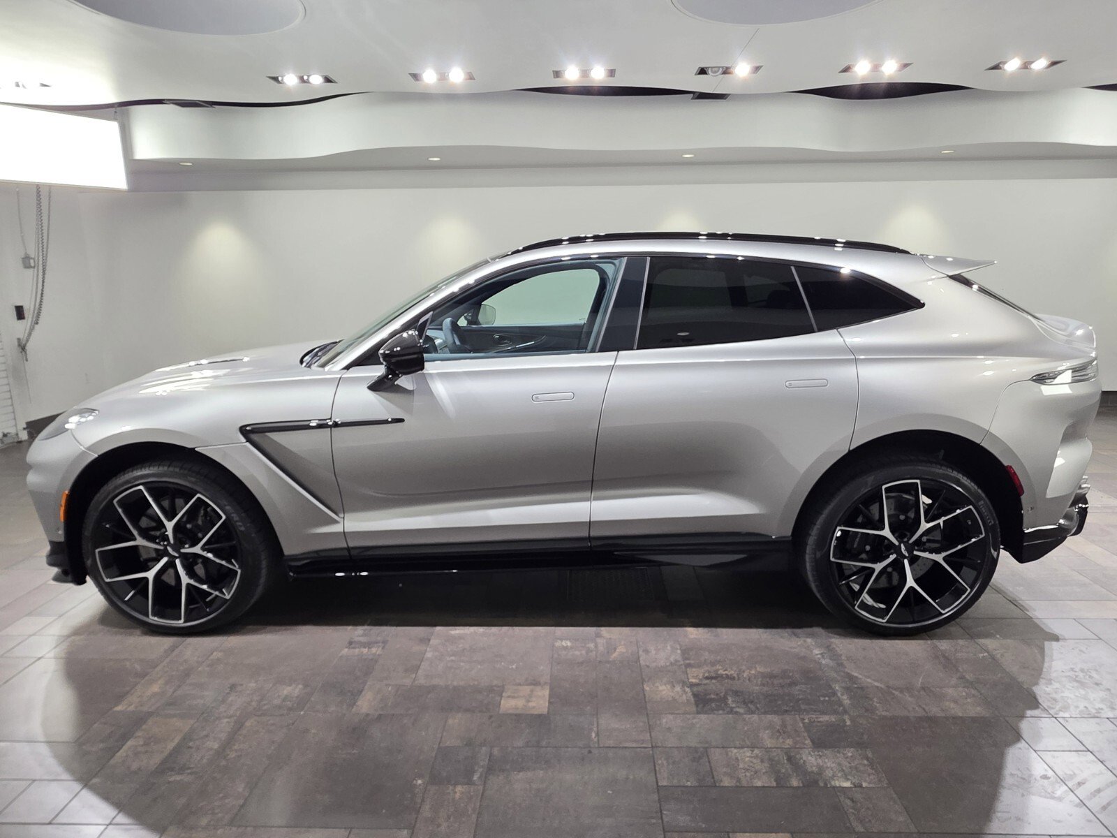 New 2026 Aston Martin DBX 707 image 24