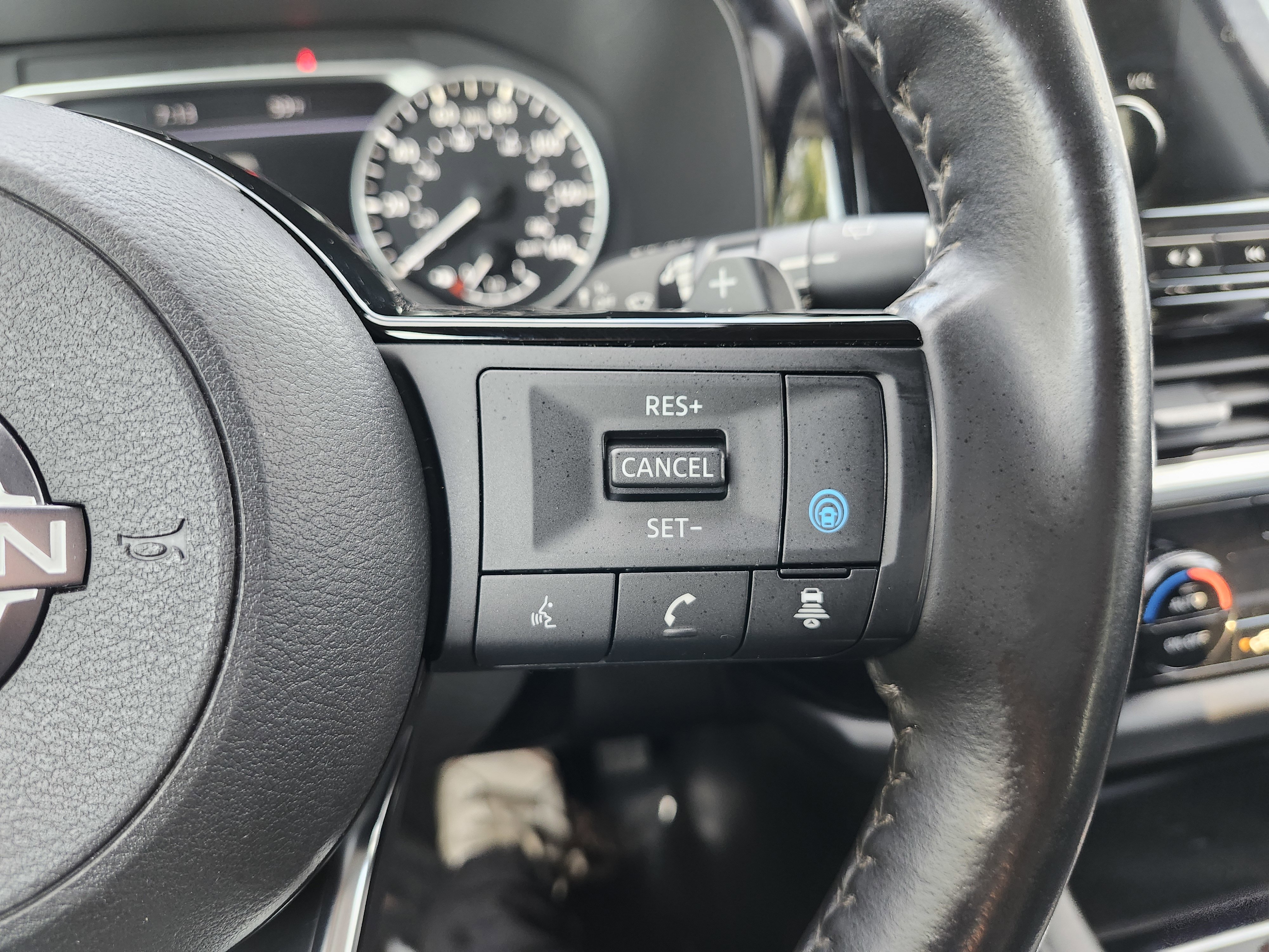 Used 2024 Nissan Pathfinder SL AWD/4WD image 37