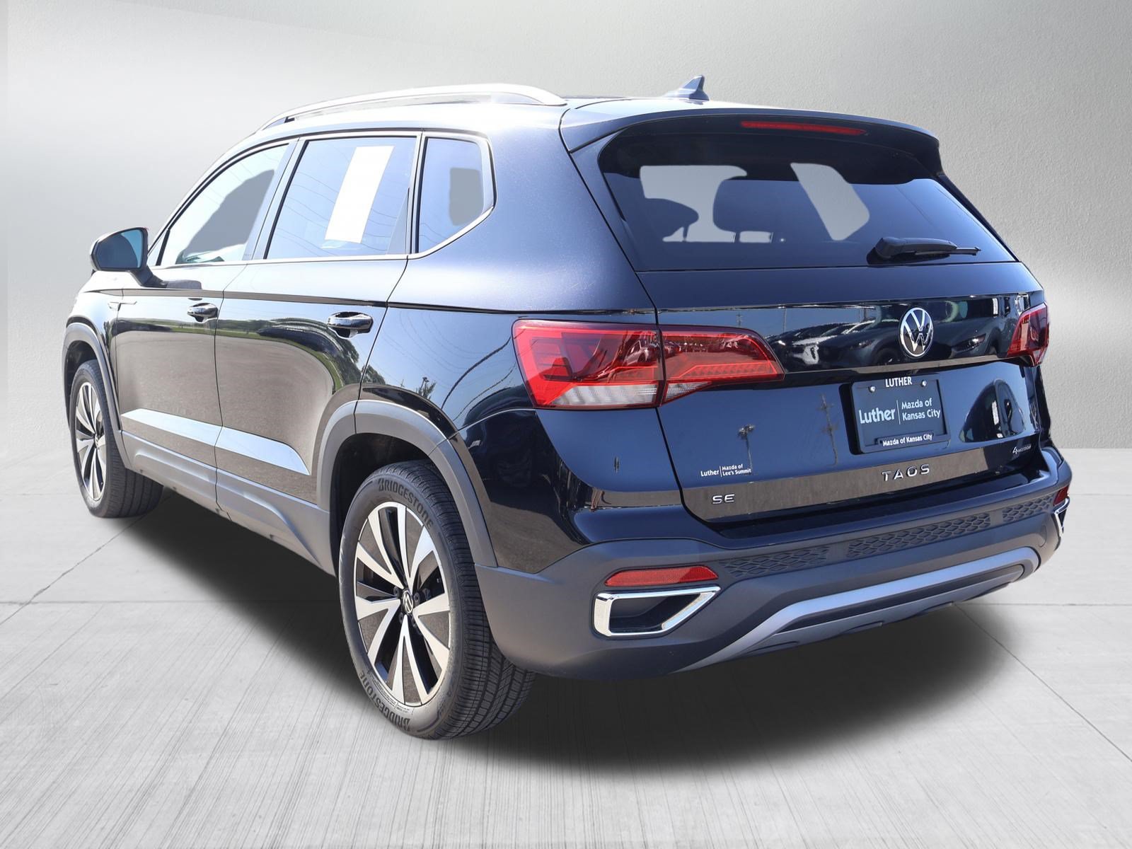 Used 2023 Volkswagen Taos SE w/ Panoramic Sunroof Package AWD/4WD image 5