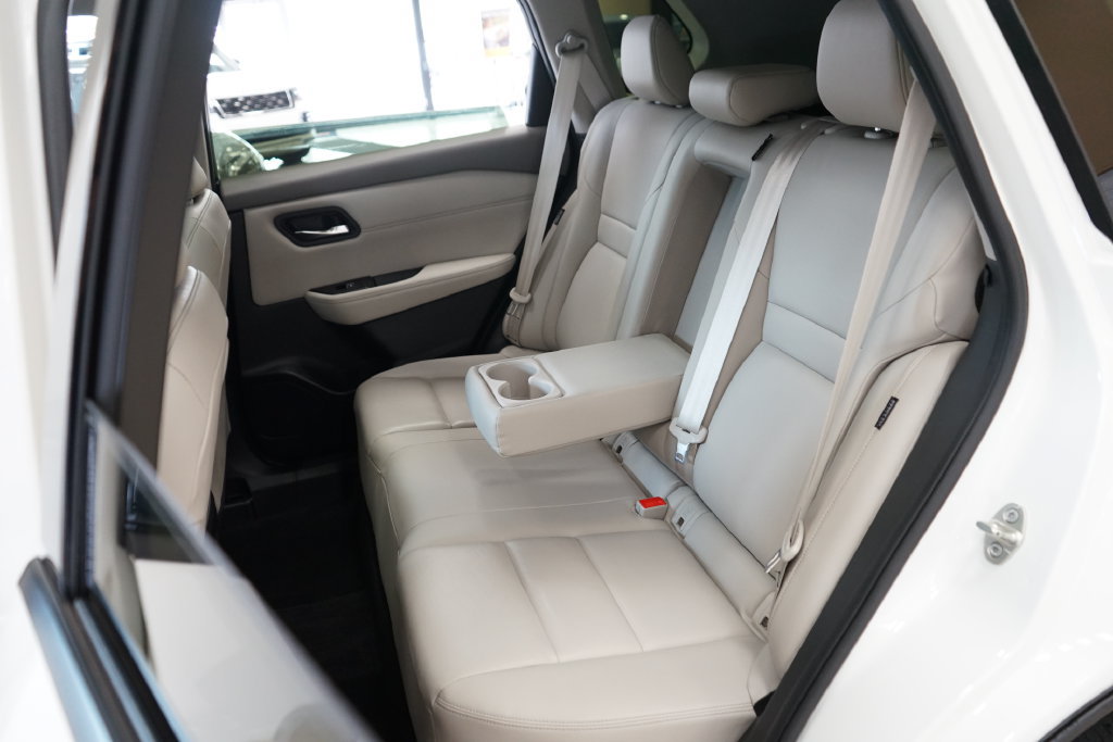 Used 2023 Nissan Rogue SL AWD/4WD image 44