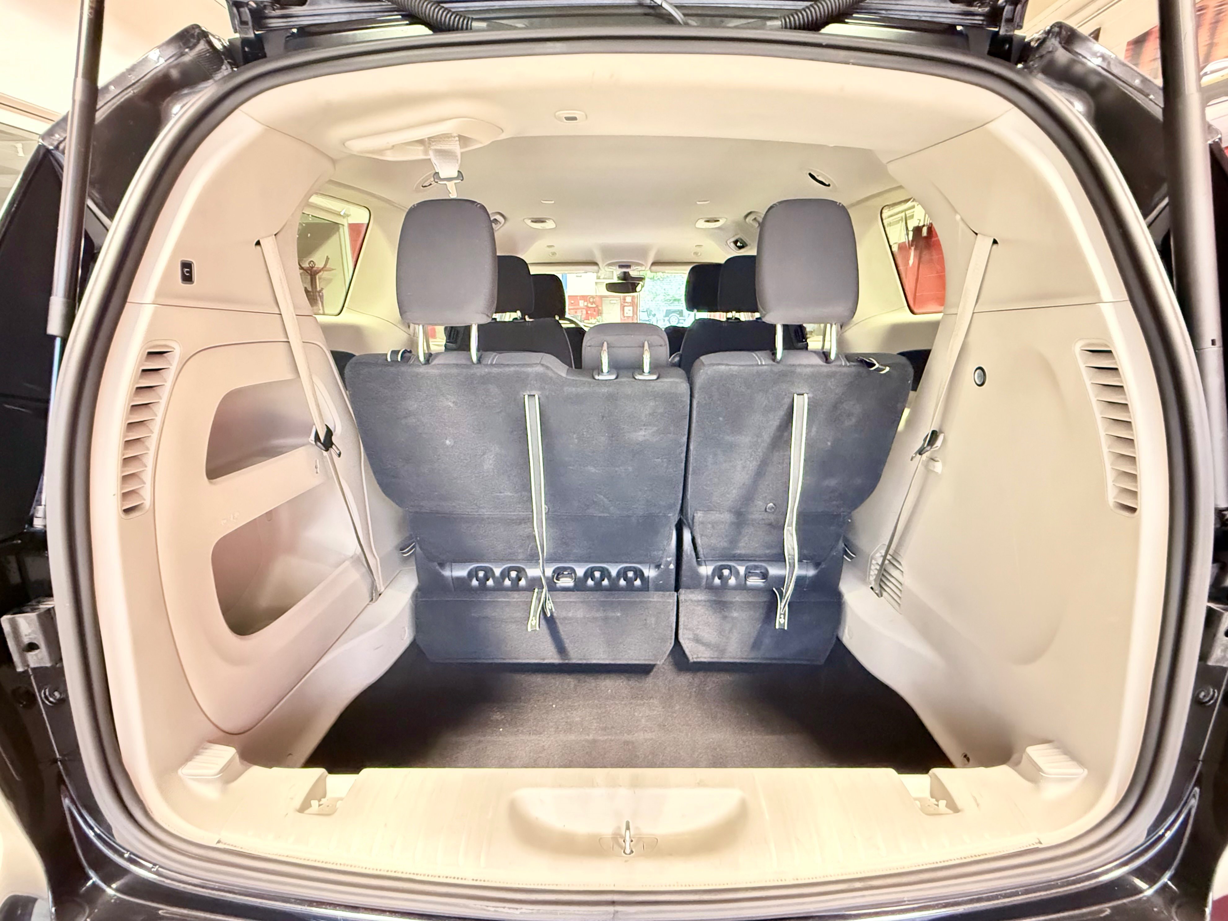 Used 2023 Chrysler Voyager LX FWD image 9