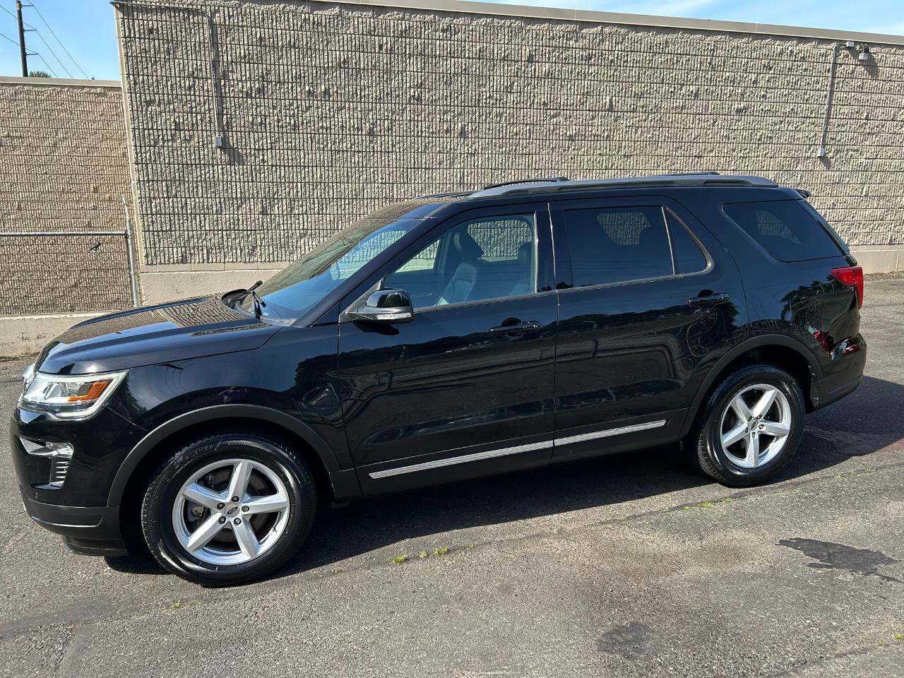 Used 2018 Ford Explorer XLT w/ Equipment Group 202A FWD image 8