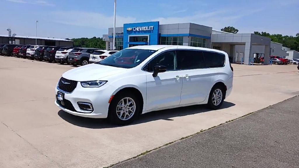 Used 2024 Chrysler Pacifica Touring-L FWD image 4