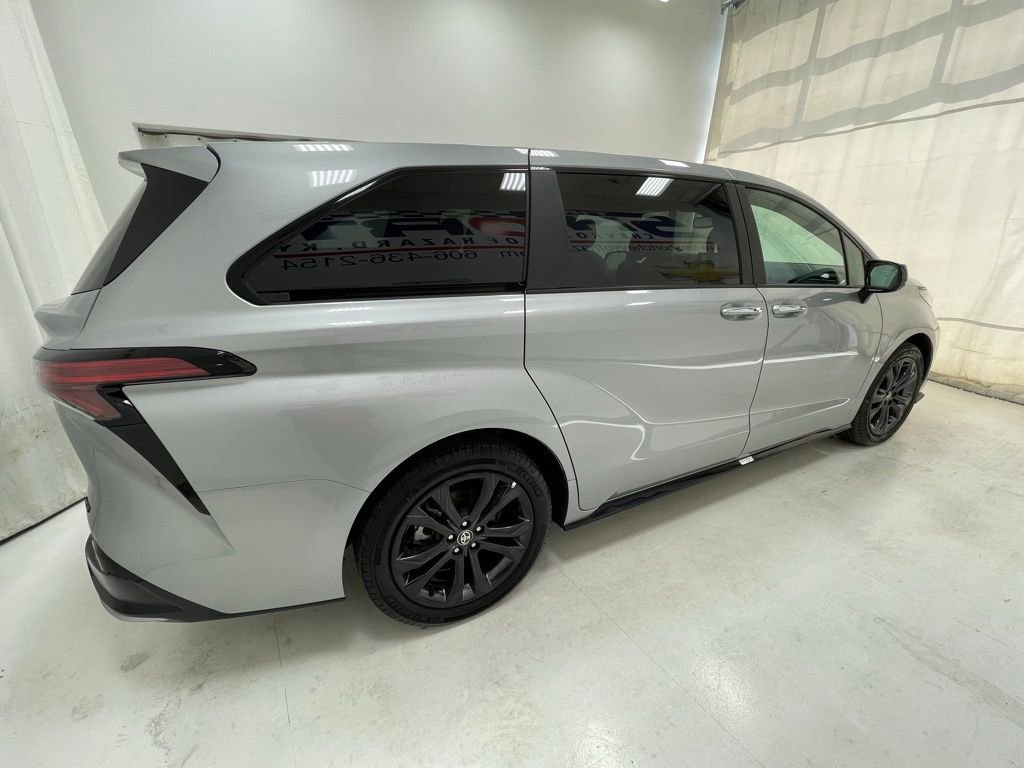 Used 2025 Toyota Sienna XSE image 4