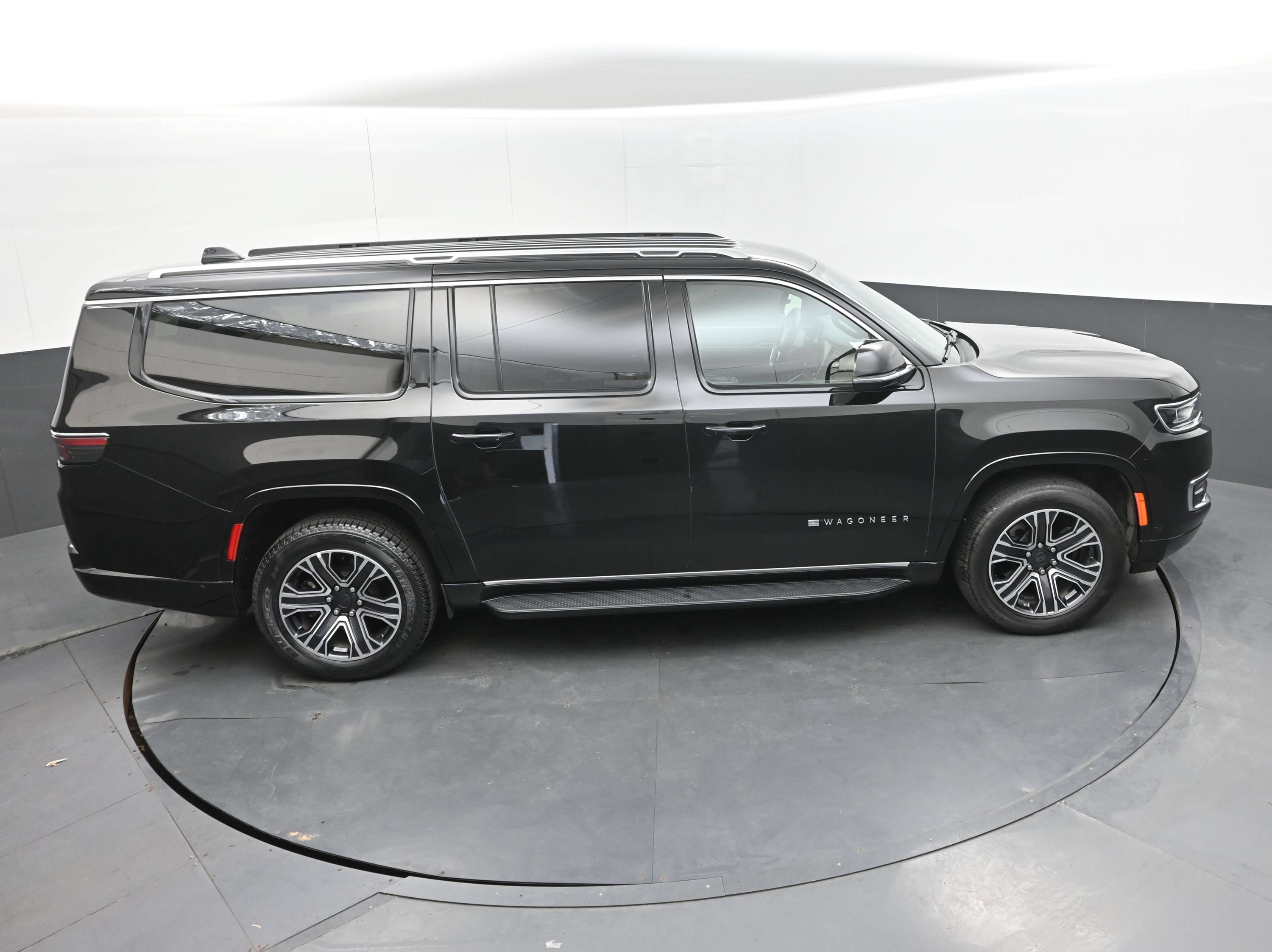 Used 2024 Jeep Wagoneer L Series II RWD image 38