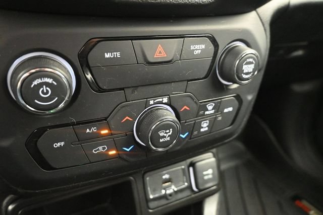 Used 2018 Jeep Renegade Altitude FWD image 30
