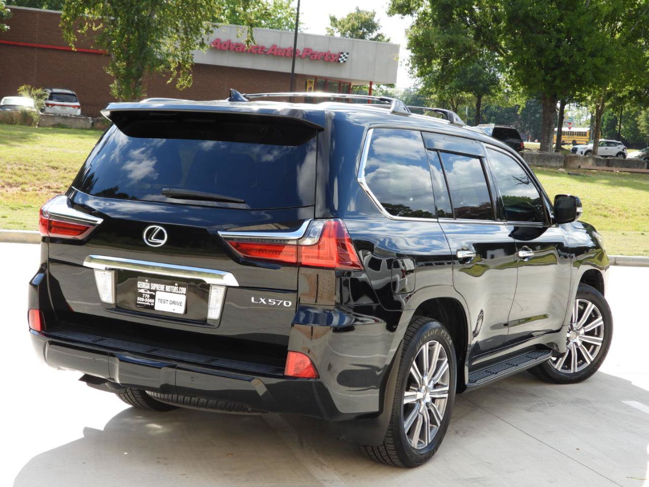Used 2016 Lexus LX 570 4WD w/ 3rd Row & Luxury Pkg image 10