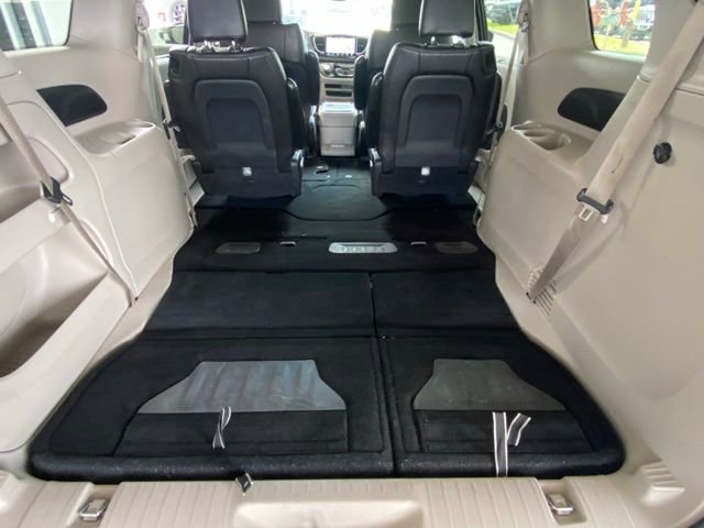 Used 2023 Chrysler Pacifica Touring-L image 27
