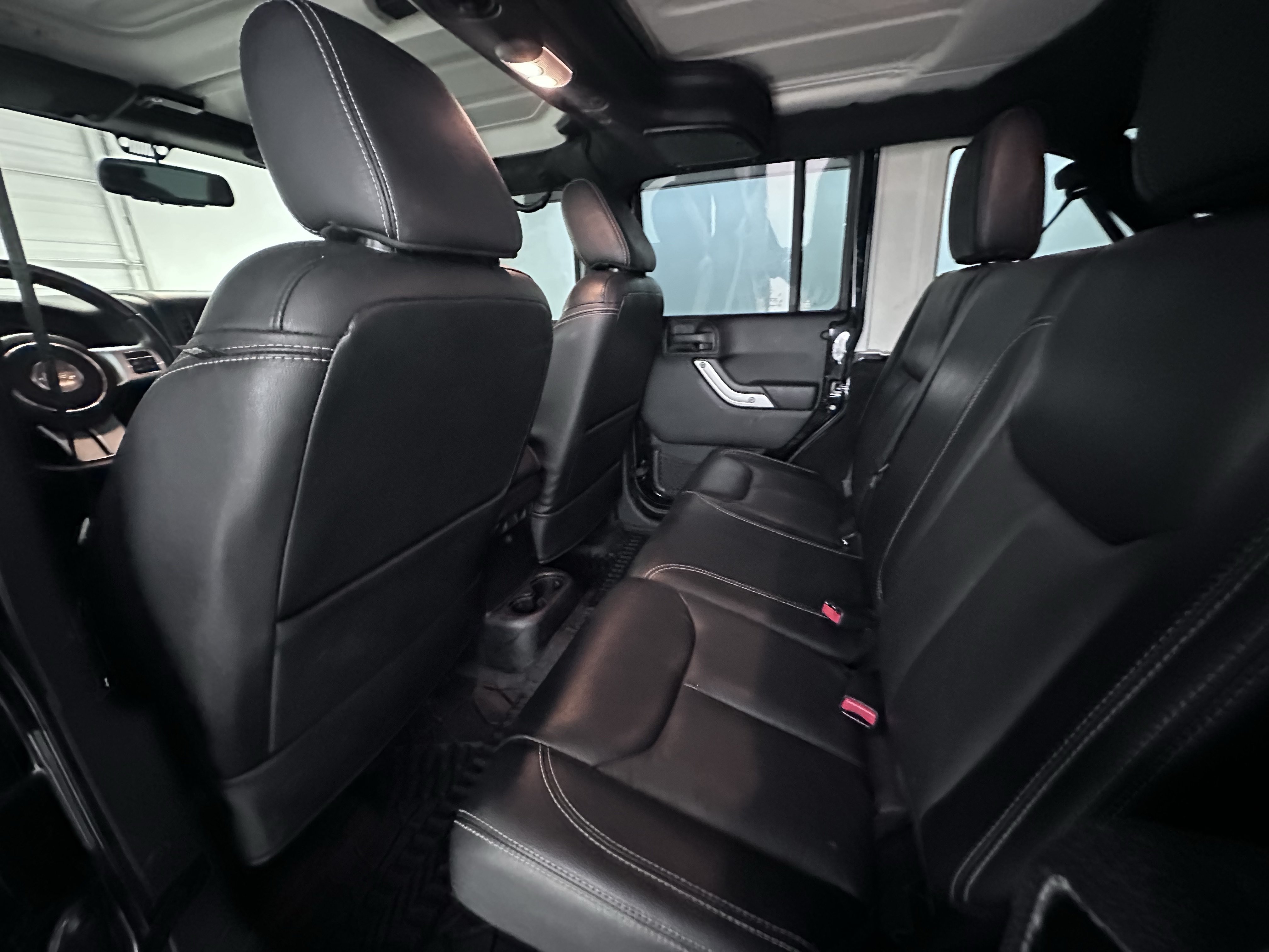 Used 2015 Jeep Wrangler Unlimited Rubicon AWD/4WD image 28