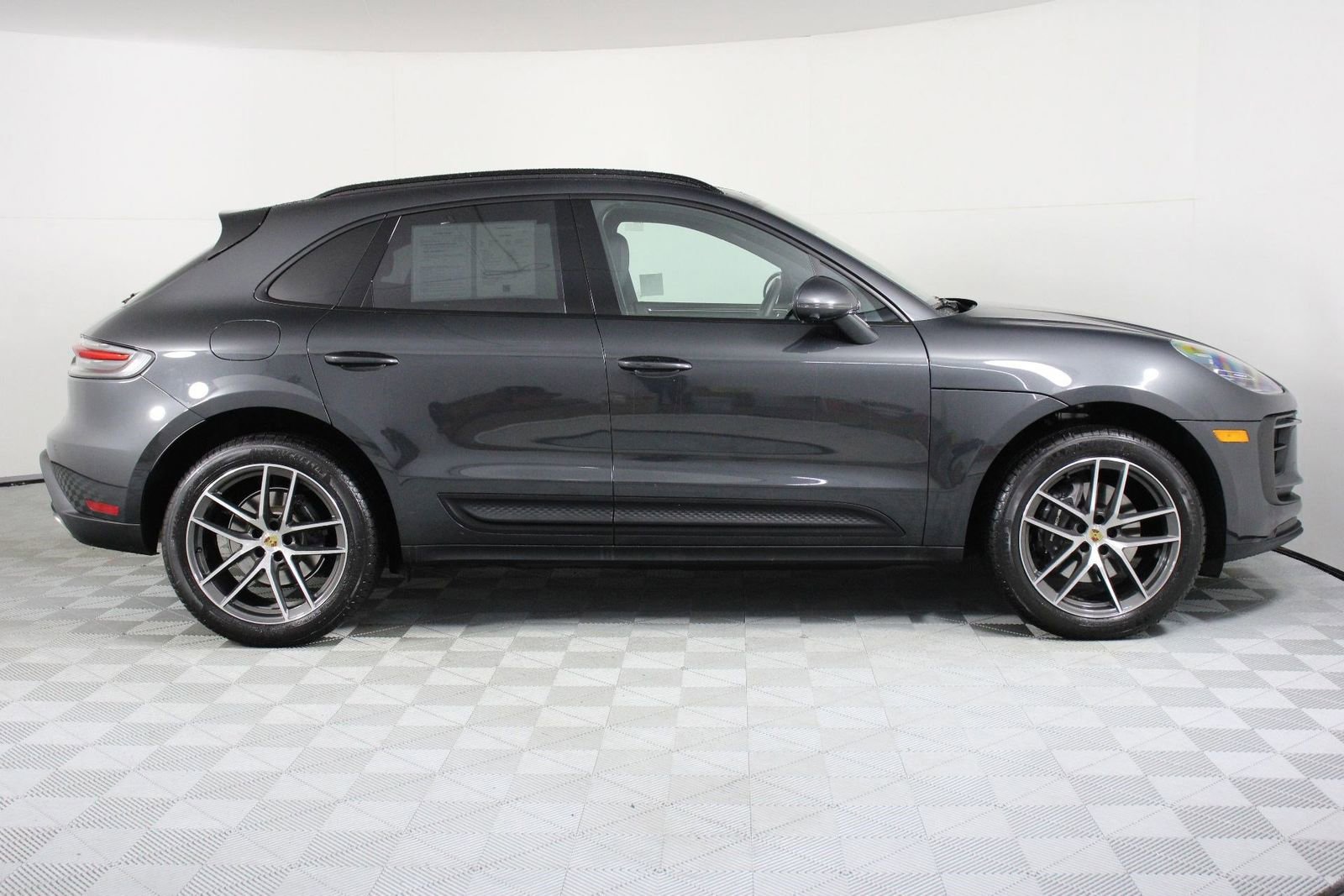 Certified 2025 Porsche Macan image 8