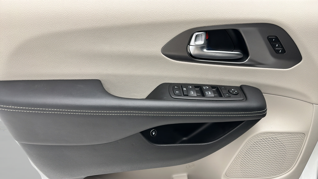 Used 2023 Chrysler Pacifica Touring-L FWD image 13