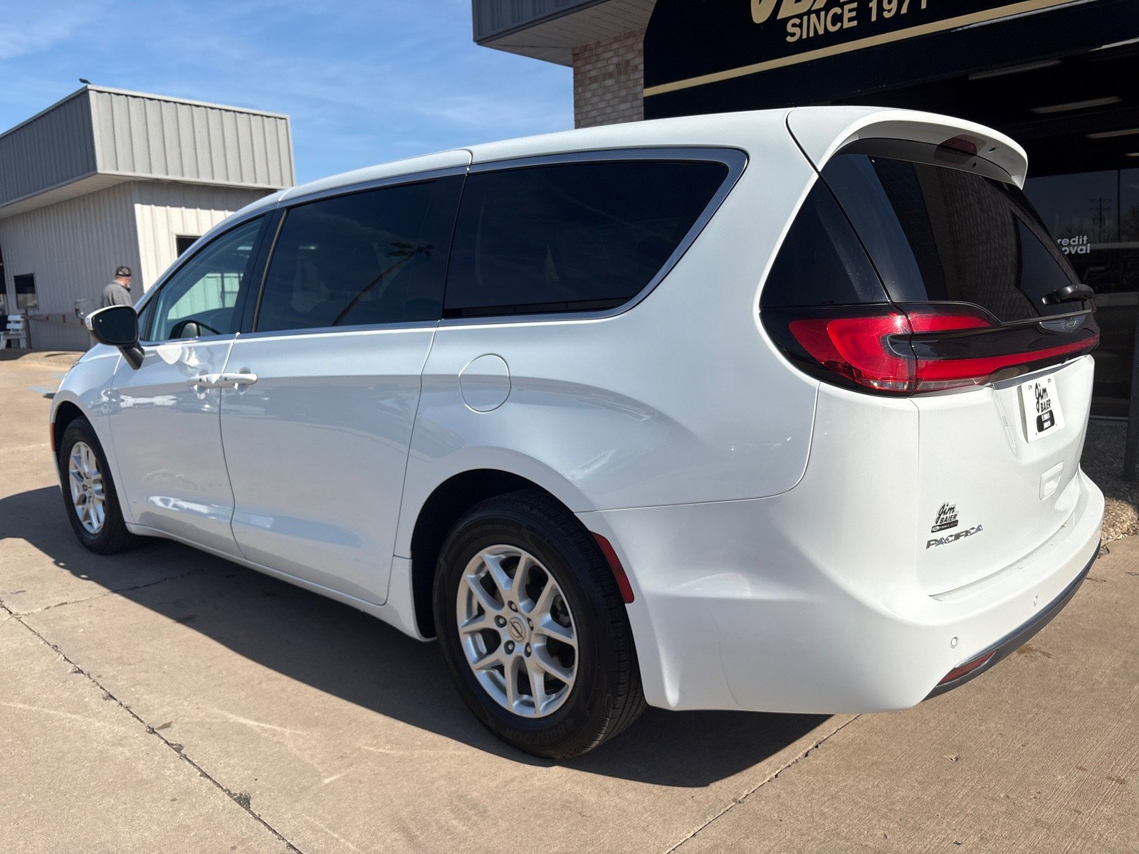 Used 2023 Chrysler Pacifica Touring-L image 11