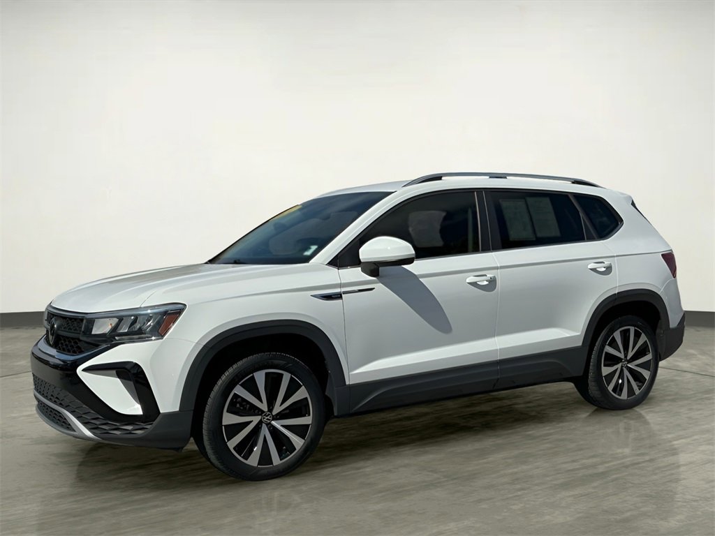 Used 2024 Volkswagen Taos SE image 2