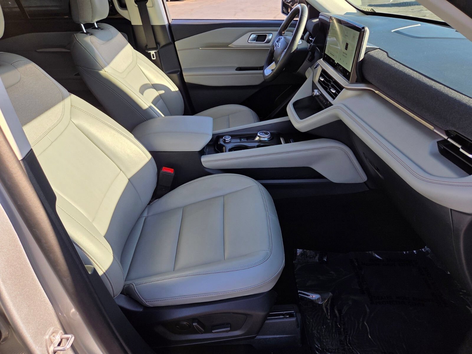 Certified 2025 Ford Explorer Active w/ Active Comfort Package AWD/4WD image 17