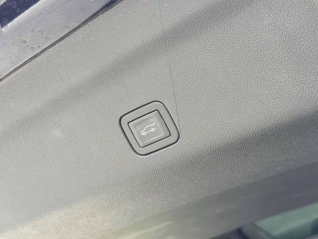 Used 2025 Cadillac Escalade Premium Luxury Platinum w/ LPO, Floor Liner Package AWD/4WD image 16
