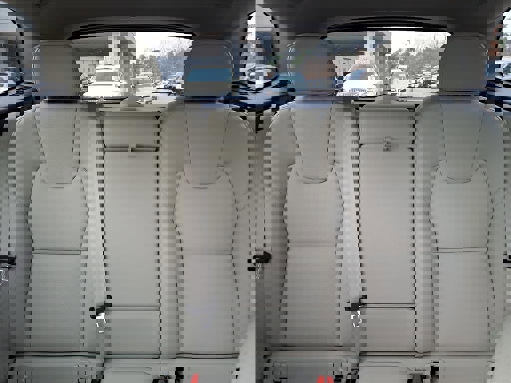 Certified 2023 Volvo XC60 B5 Plus w/ Climate Package image 19