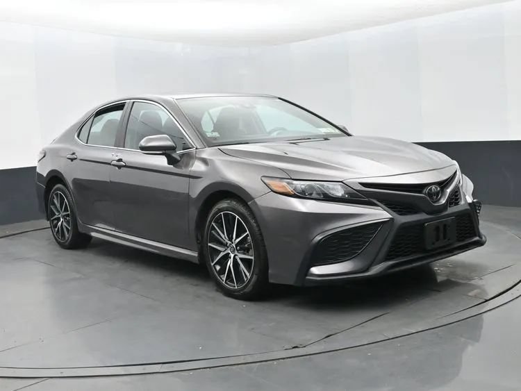 Used 2023 Toyota Camry SE FWD image 2