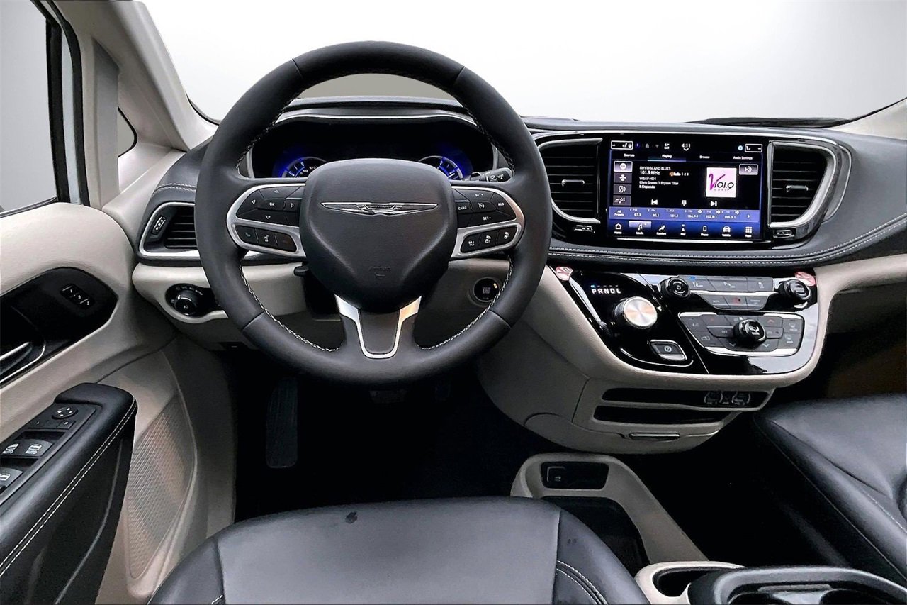 Certified 2024 Chrysler Pacifica Select image 11