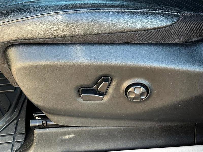 Used 2020 Chrysler Pacifica Touring-L w/ Tire & Wheel Group FWD image 20