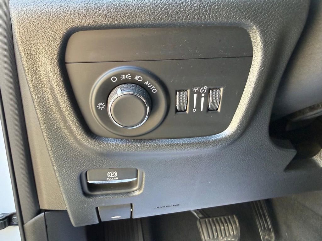 Used 2023 Jeep Grand Cherokee Laredo AWD/4WD image 14