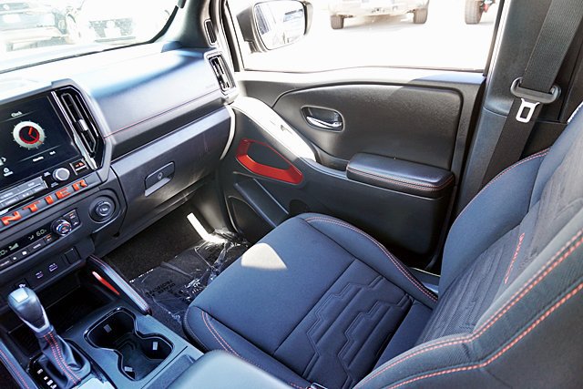 Used 2025 Nissan Frontier Pro-X RWD image 31
