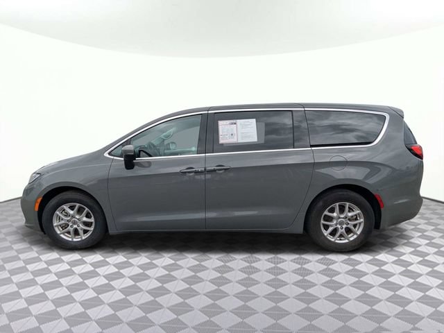 Used 2023 Chrysler Pacifica Touring-L FWD image 7