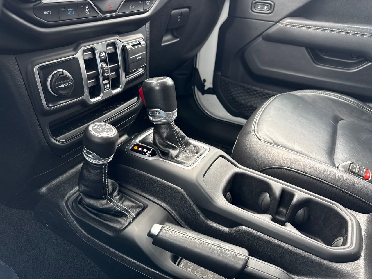 Used 2023 Jeep Wrangler Unlimited Sahara w/ Cold Weather Group AWD/4WD image 23