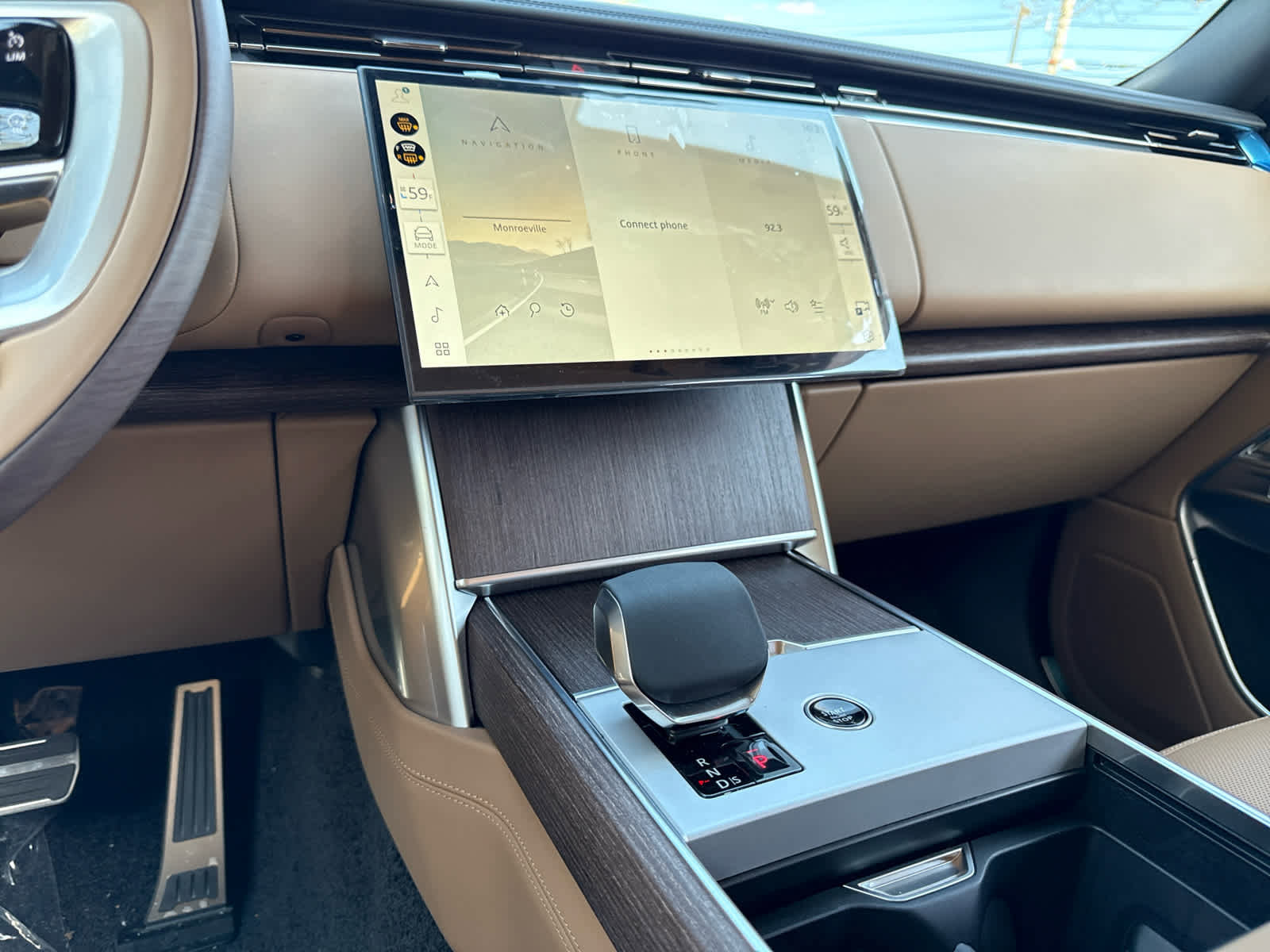 New 2025 Land Rover Range Rover Long Wheelbase SE image 9