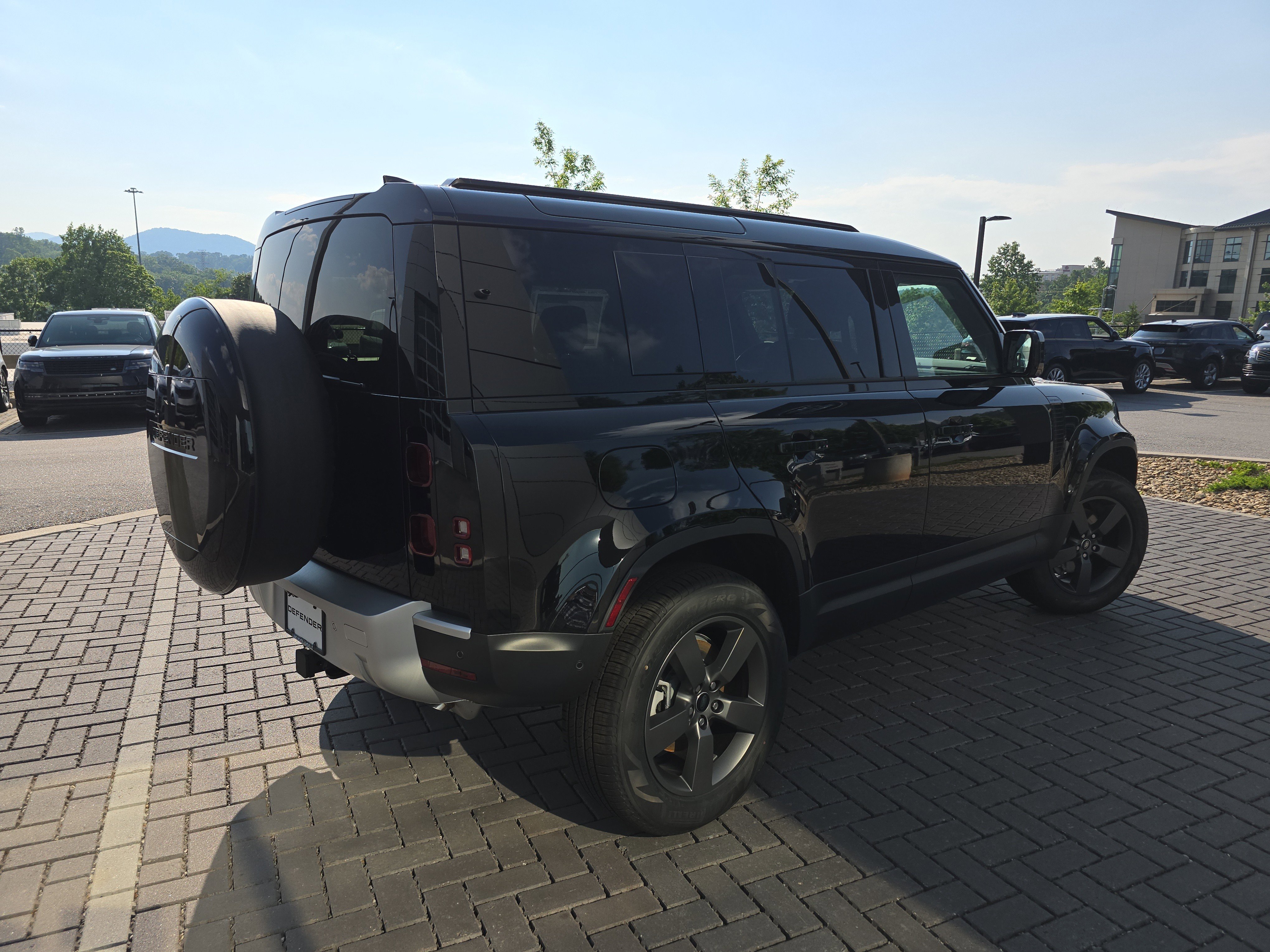 Used 2025 Land Rover Defender 110 S image 4