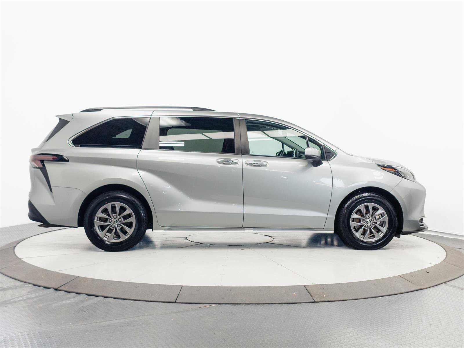 Certified 2024 Toyota Sienna XLE FWD image 14