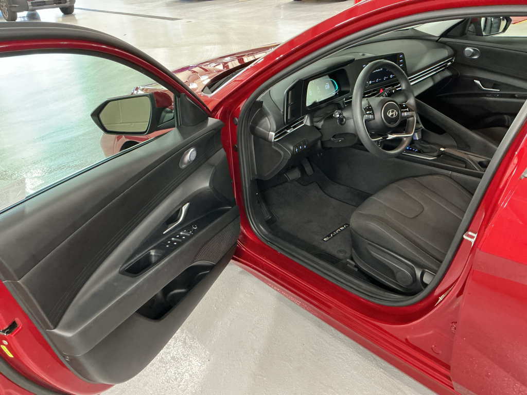 Certified 2025 Hyundai Elantra SE FWD image 13