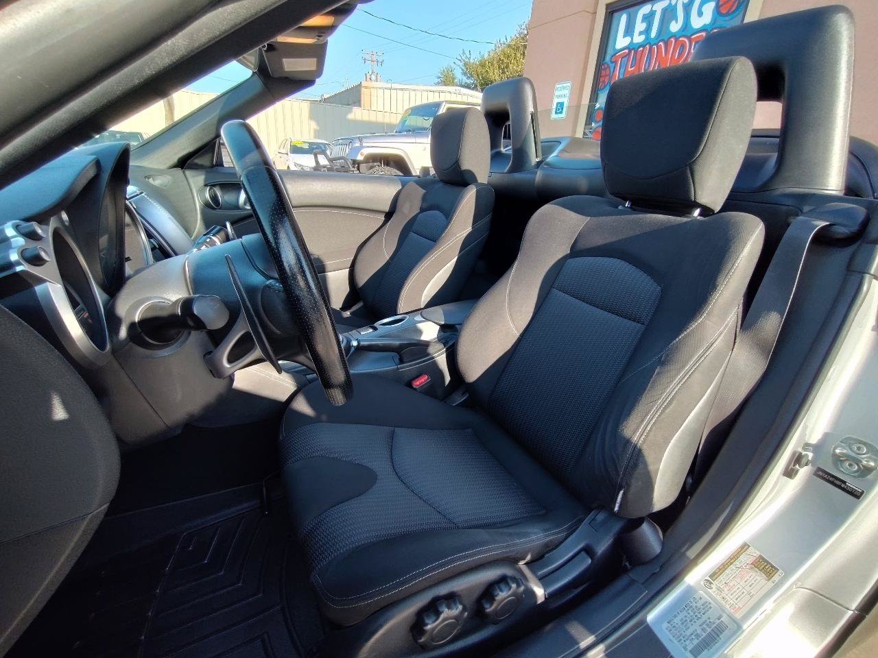 Used 2015 Nissan 370Z Roadster RWD image 17
