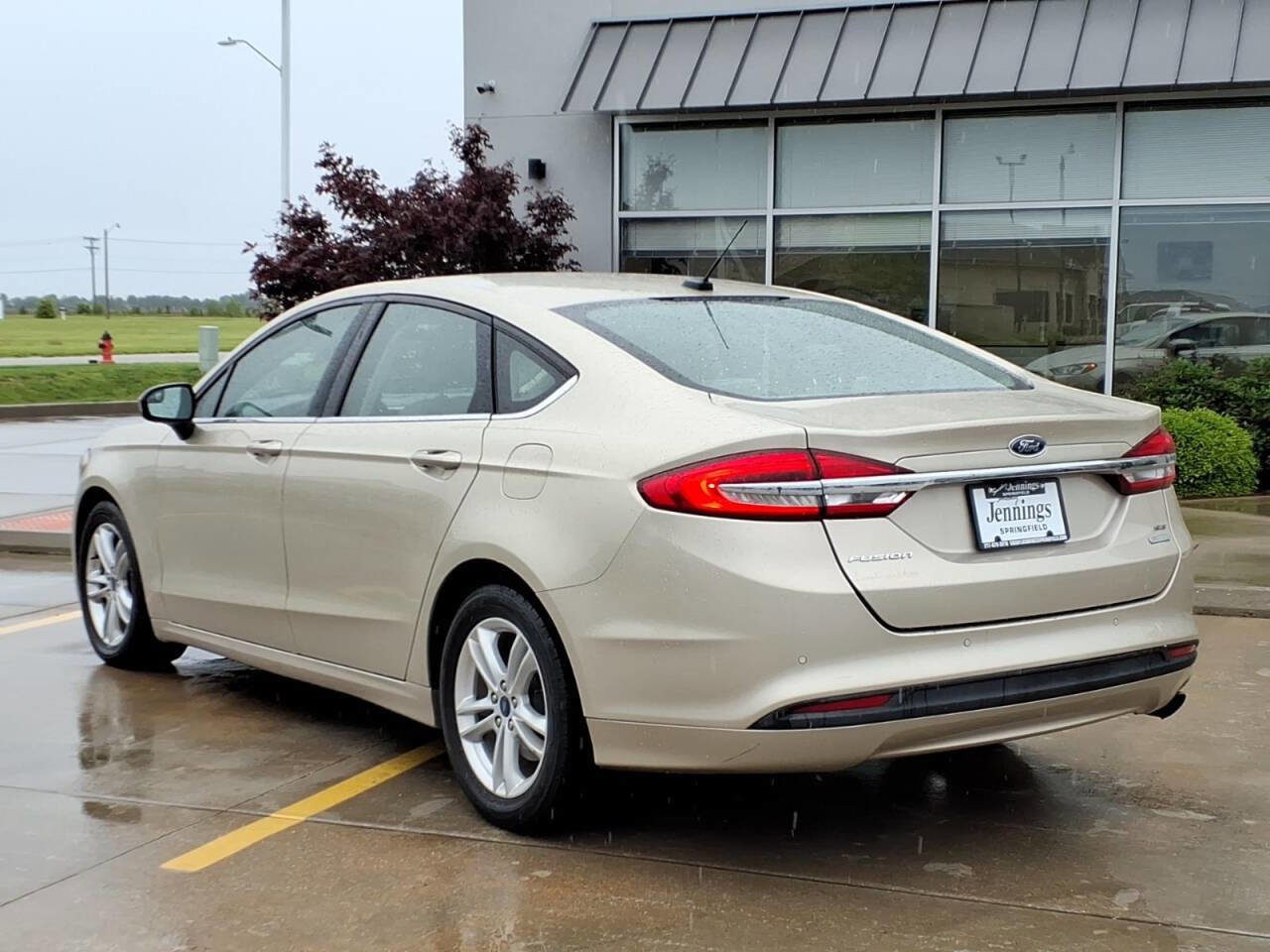 Used 2018 Ford Fusion SE w/ Fusion SE Technology Package FWD image 3