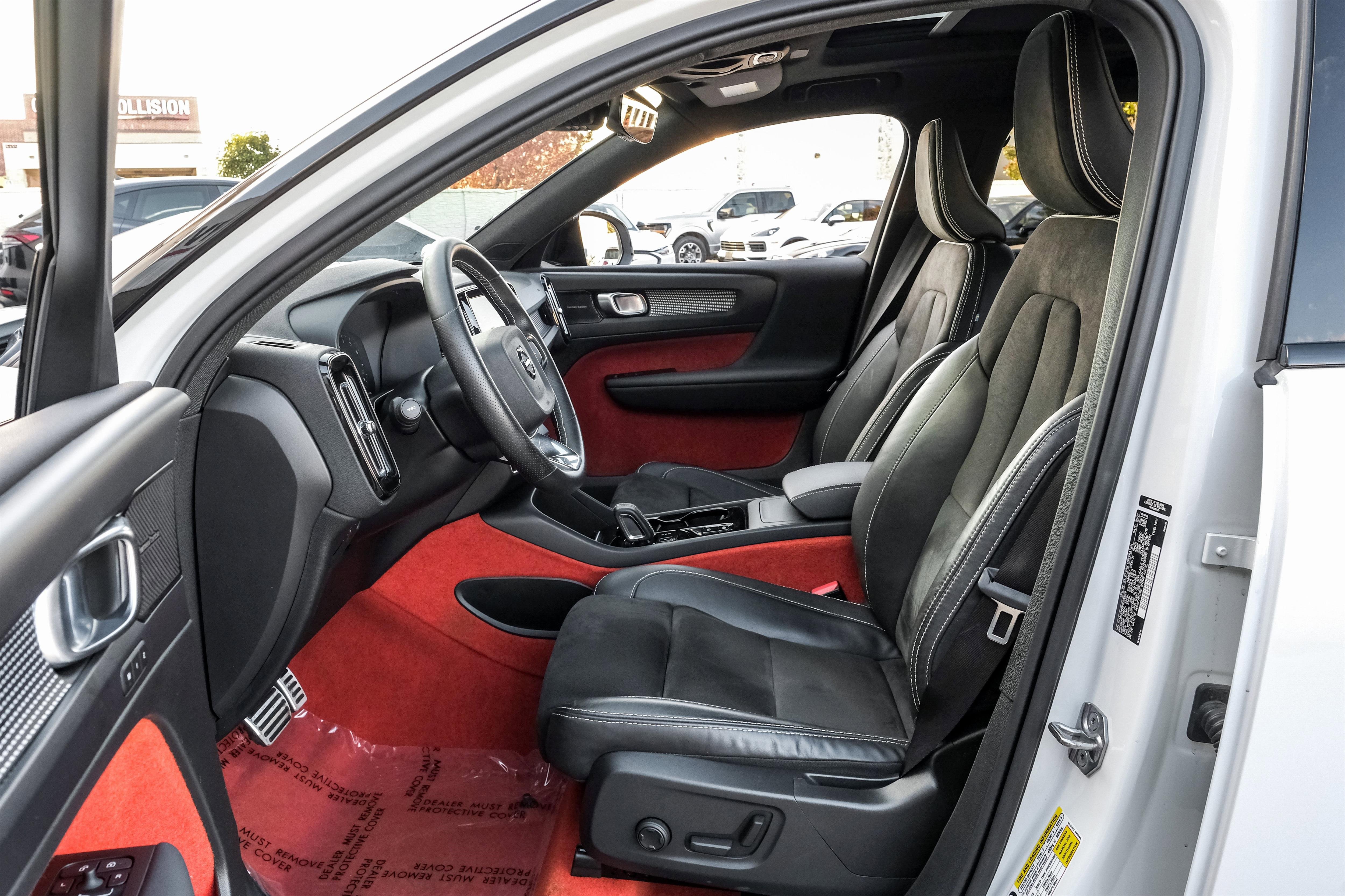 Used 2021 Volvo XC40 T4 R-Design image 3